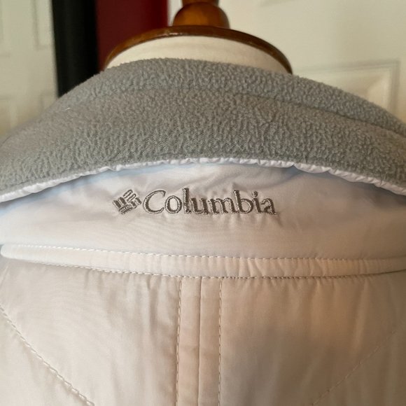 Columbia Grey and White Vest-Size M - Picture 6 of 8